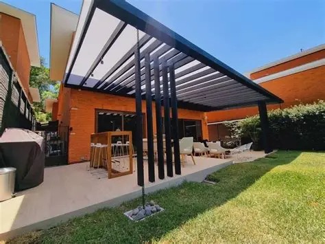 Pérgola Metálica con Lamas
